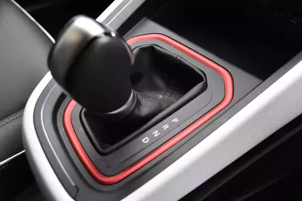 クルコンだろうがオートブレーキホールドだろうが足は常にペダル！　クルマの便利すぎる先進安全装備の「落とし穴」とは