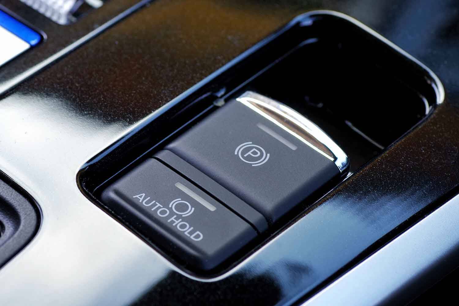 クルコンだろうがオートブレーキホールドだろうが足は常にペダル！　クルマの便利すぎる先進安全装備の「落とし穴」とは