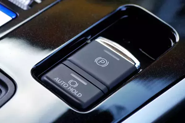 「クルコンだろうがオートブレーキホールドだろうが足は常にペダル！　クルマの便利すぎる先進安全装備の「落とし穴」とは」の画像