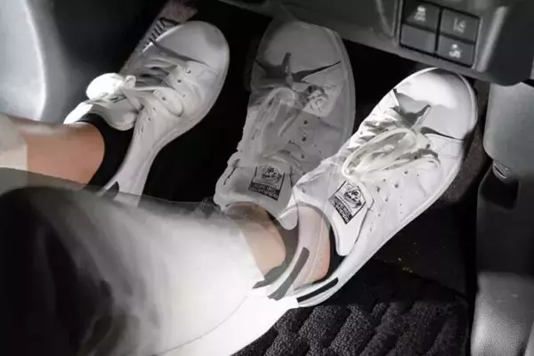 「クルコンだろうがオートブレーキホールドだろうが足は常にペダル！　クルマの便利すぎる先進安全装備の「落とし穴」とは」の画像