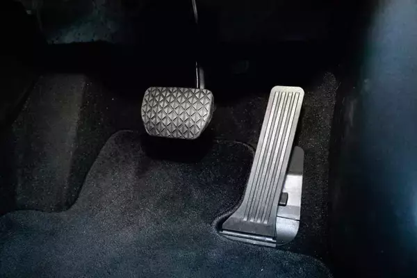 「クルコンだろうがオートブレーキホールドだろうが足は常にペダル！　クルマの便利すぎる先進安全装備の「落とし穴」とは」の画像