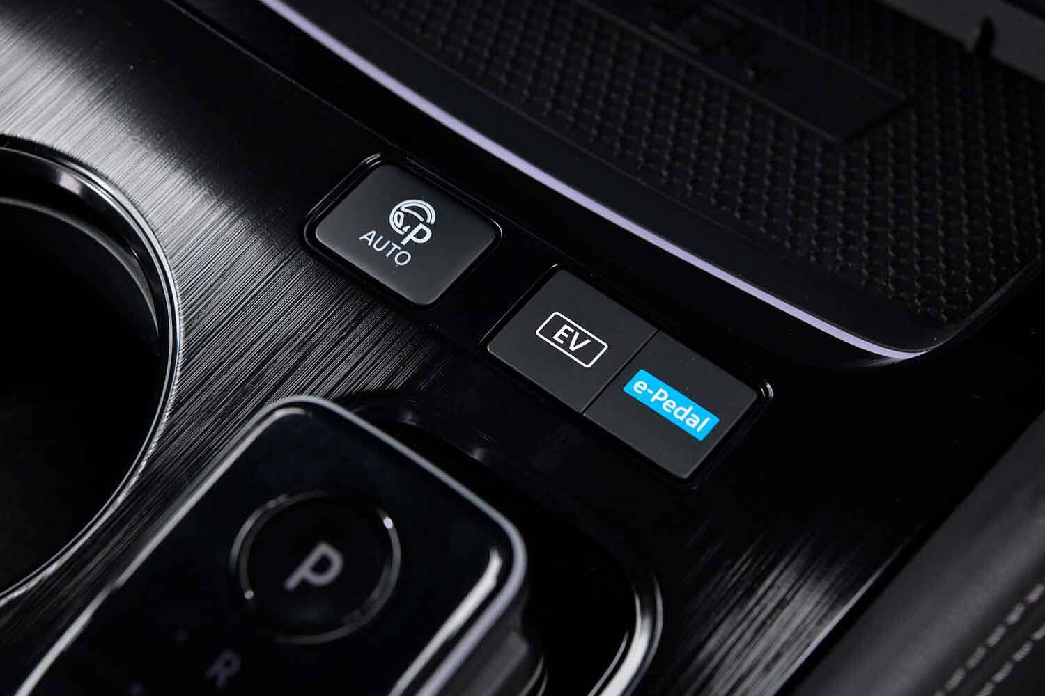 クルコンだろうがオートブレーキホールドだろうが足は常にペダル！　クルマの便利すぎる先進安全装備の「落とし穴」とは