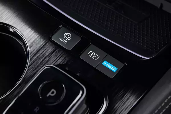 「クルコンだろうがオートブレーキホールドだろうが足は常にペダル！　クルマの便利すぎる先進安全装備の「落とし穴」とは」の画像