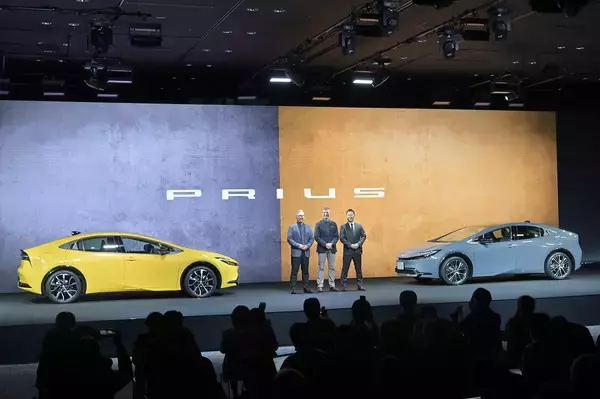 新型プリウスが鉄腕アトムの聖地「高田馬場」にて世界初公開！　２リッター＆1.8リッターハイブリッドとPHVで展開