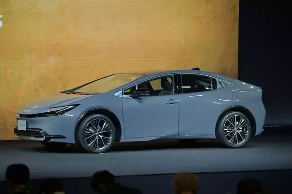 「新型プリウスが鉄腕アトムの聖地「高田馬場」にて世界初公開！　２リッター＆1.8リッターハイブリッドとPHVで展開」の画像