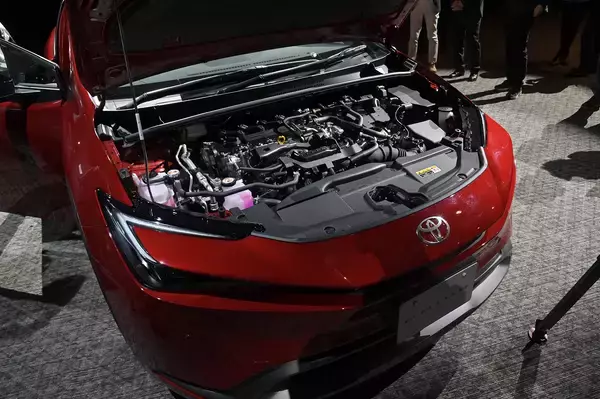 「新型プリウスが鉄腕アトムの聖地「高田馬場」にて世界初公開！　２リッター＆1.8リッターハイブリッドとPHVで展開」の画像