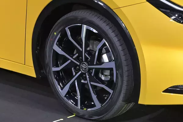 「新型プリウスが鉄腕アトムの聖地「高田馬場」にて世界初公開！　２リッター＆1.8リッターハイブリッドとPHVで展開」の画像