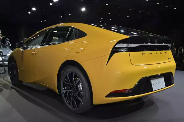 「新型プリウスが鉄腕アトムの聖地「高田馬場」にて世界初公開！　２リッター＆1.8リッターハイブリッドとPHVで展開」の画像