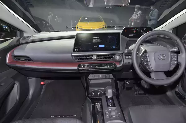 「新型プリウスが鉄腕アトムの聖地「高田馬場」にて世界初公開！　２リッター＆1.8リッターハイブリッドとPHVで展開」の画像