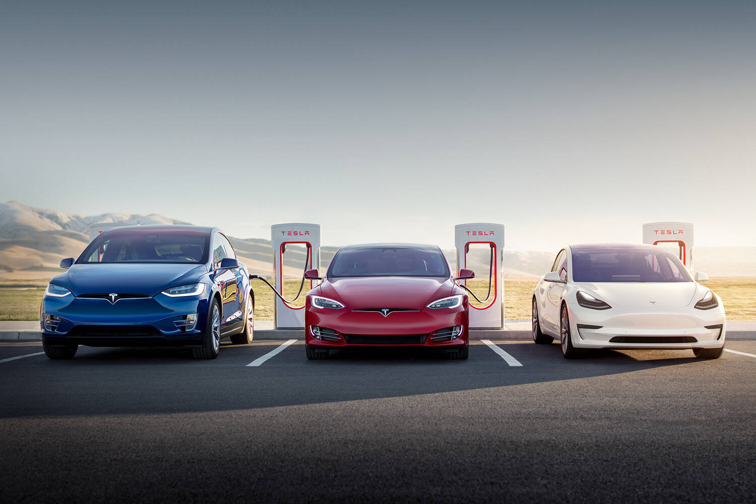 EVの充電時間を大幅短縮するハイパーチャージャー！　でも自社のクルマしか充電できないってどうなの？