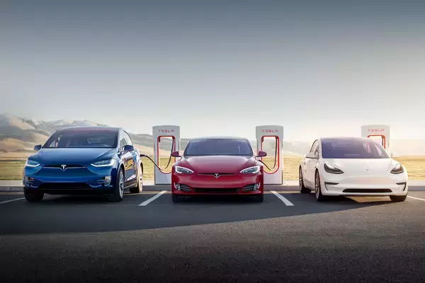 「EVの充電時間を大幅短縮するハイパーチャージャー！　でも自社のクルマしか充電できないってどうなの？」の画像