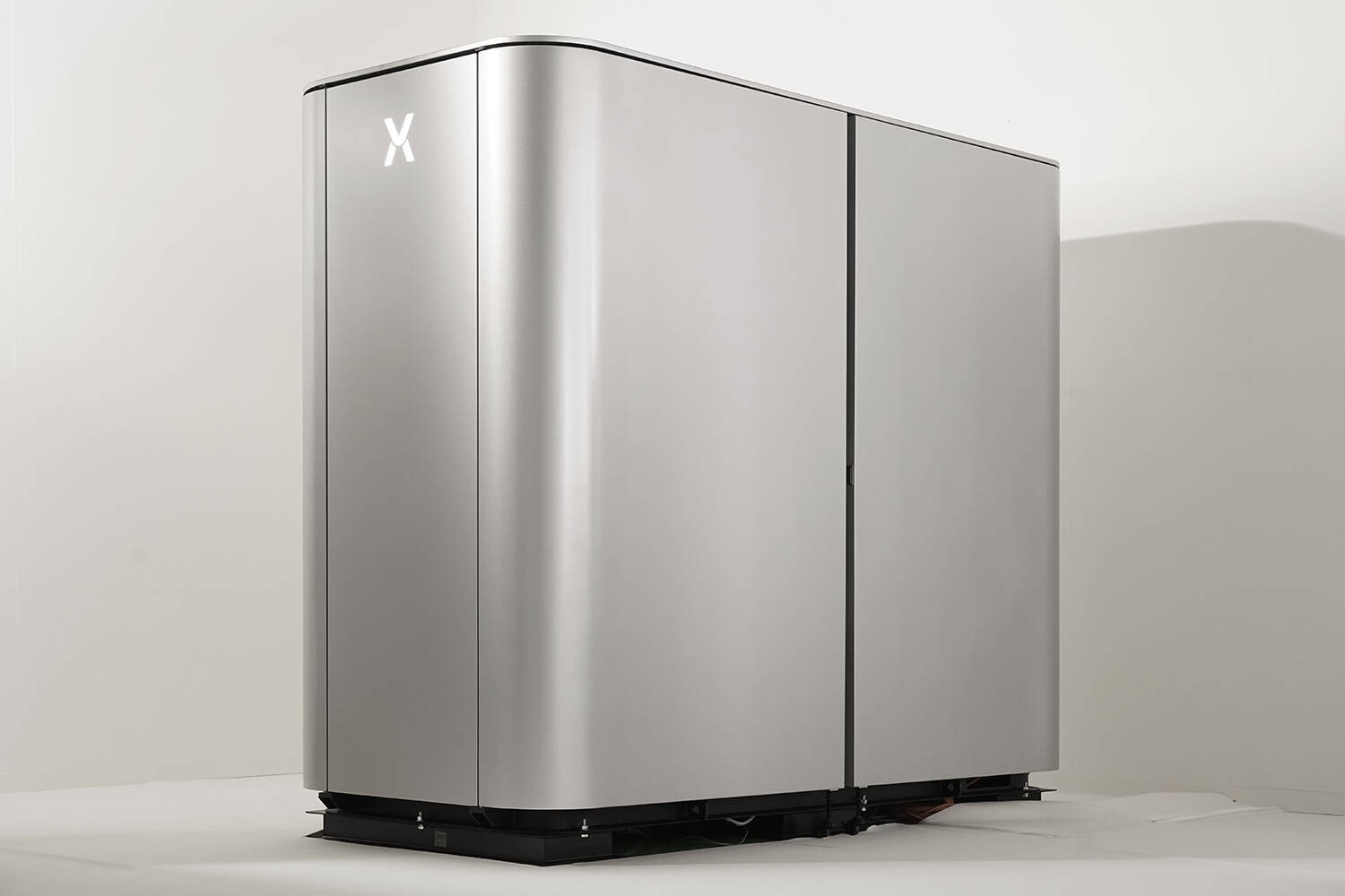 EVの充電時間を大幅短縮するハイパーチャージャー！　でも自社のクルマしか充電できないってどうなの？