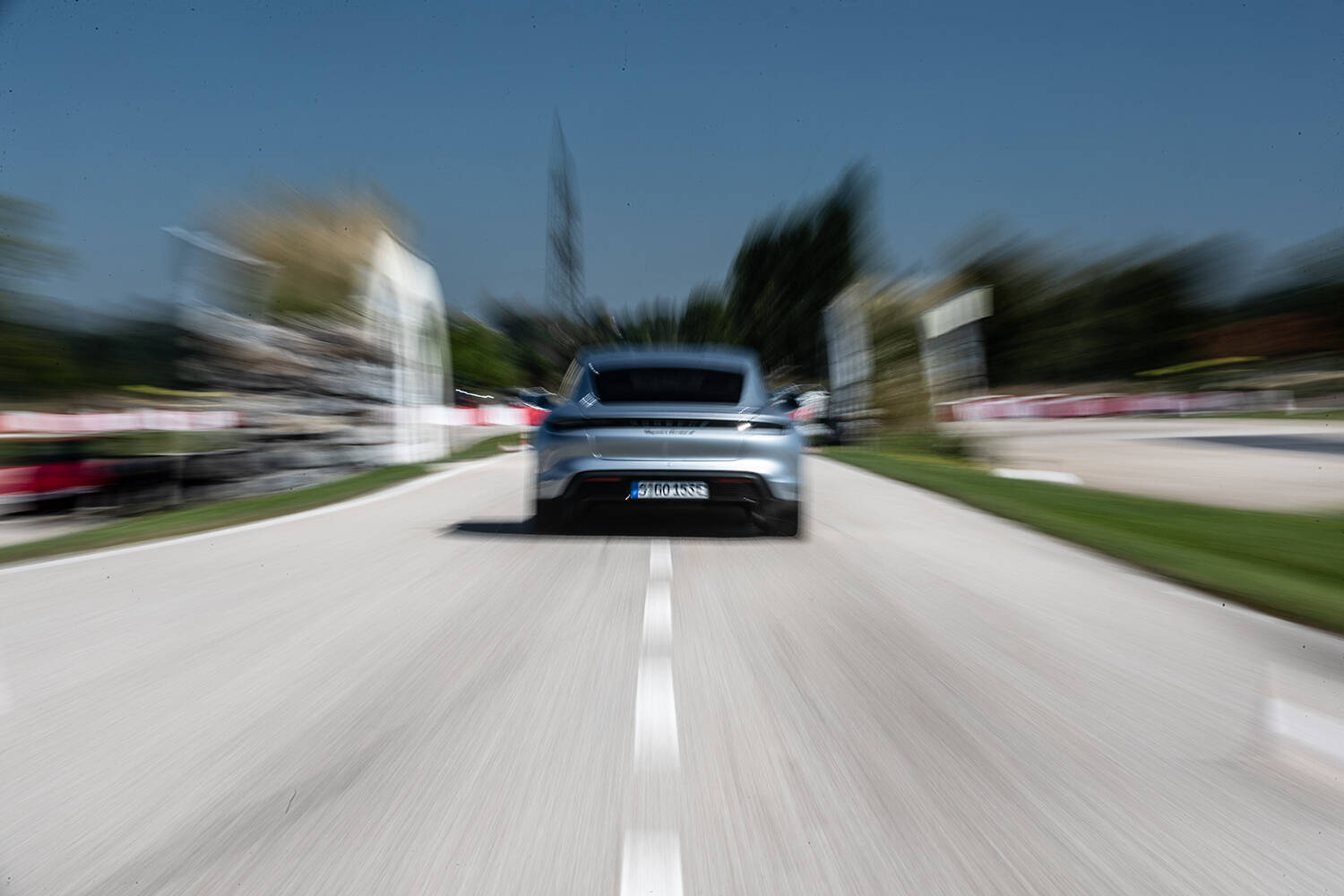 EVの充電時間を大幅短縮するハイパーチャージャー！　でも自社のクルマしか充電できないってどうなの？