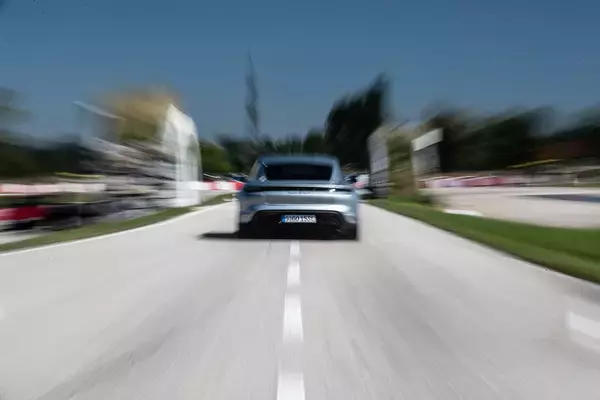 「EVの充電時間を大幅短縮するハイパーチャージャー！　でも自社のクルマしか充電できないってどうなの？」の画像