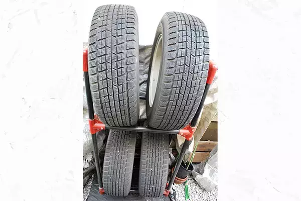 「しまい方で「寿命」に差が出る！　来冬また履く「スタッドレスタイヤ」の保管方法の正解とは」の画像