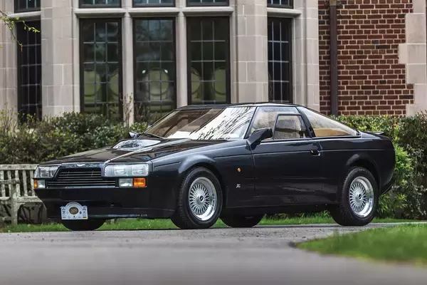 こんな「男臭い」アストンマーティンがあったのか！　ボンネットの膨らみがヤバすぎる「V8ヴァンテージ・ザガート」って何者？