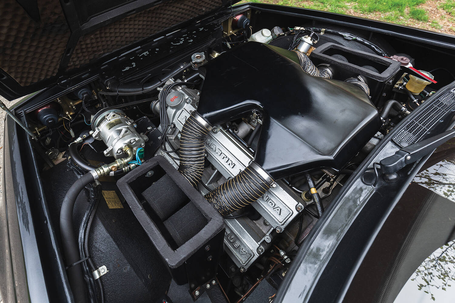 こんな「男臭い」アストンマーティンがあったのか！　ボンネットの膨らみがヤバすぎる「V8ヴァンテージ・ザガート」って何者？