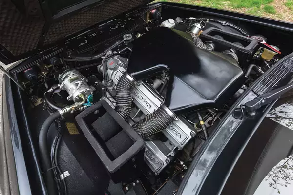 「こんな「男臭い」アストンマーティンがあったのか！　ボンネットの膨らみがヤバすぎる「V8ヴァンテージ・ザガート」って何者？」の画像