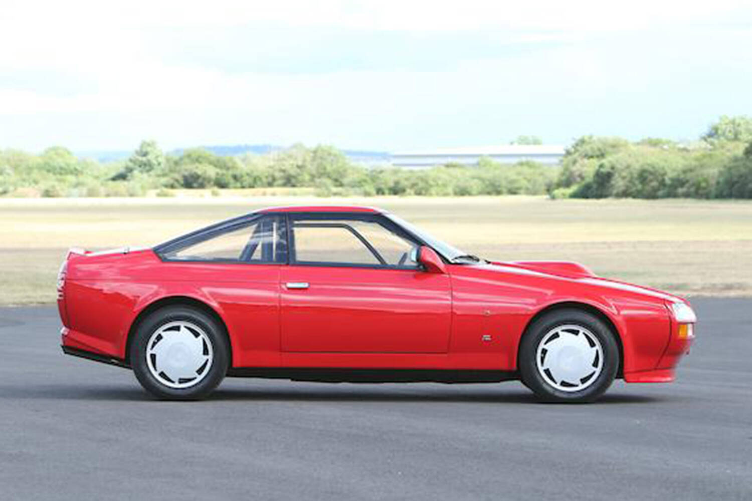 こんな「男臭い」アストンマーティンがあったのか！　ボンネットの膨らみがヤバすぎる「V8ヴァンテージ・ザガート」って何者？