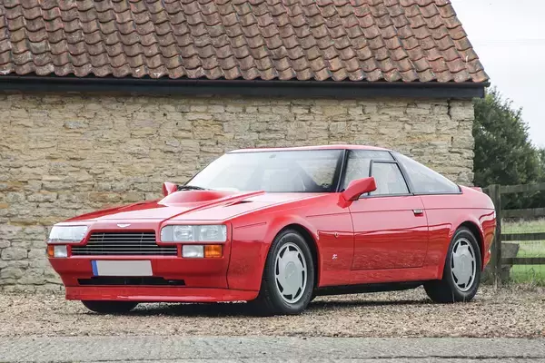 「こんな「男臭い」アストンマーティンがあったのか！　ボンネットの膨らみがヤバすぎる「V8ヴァンテージ・ザガート」って何者？」の画像