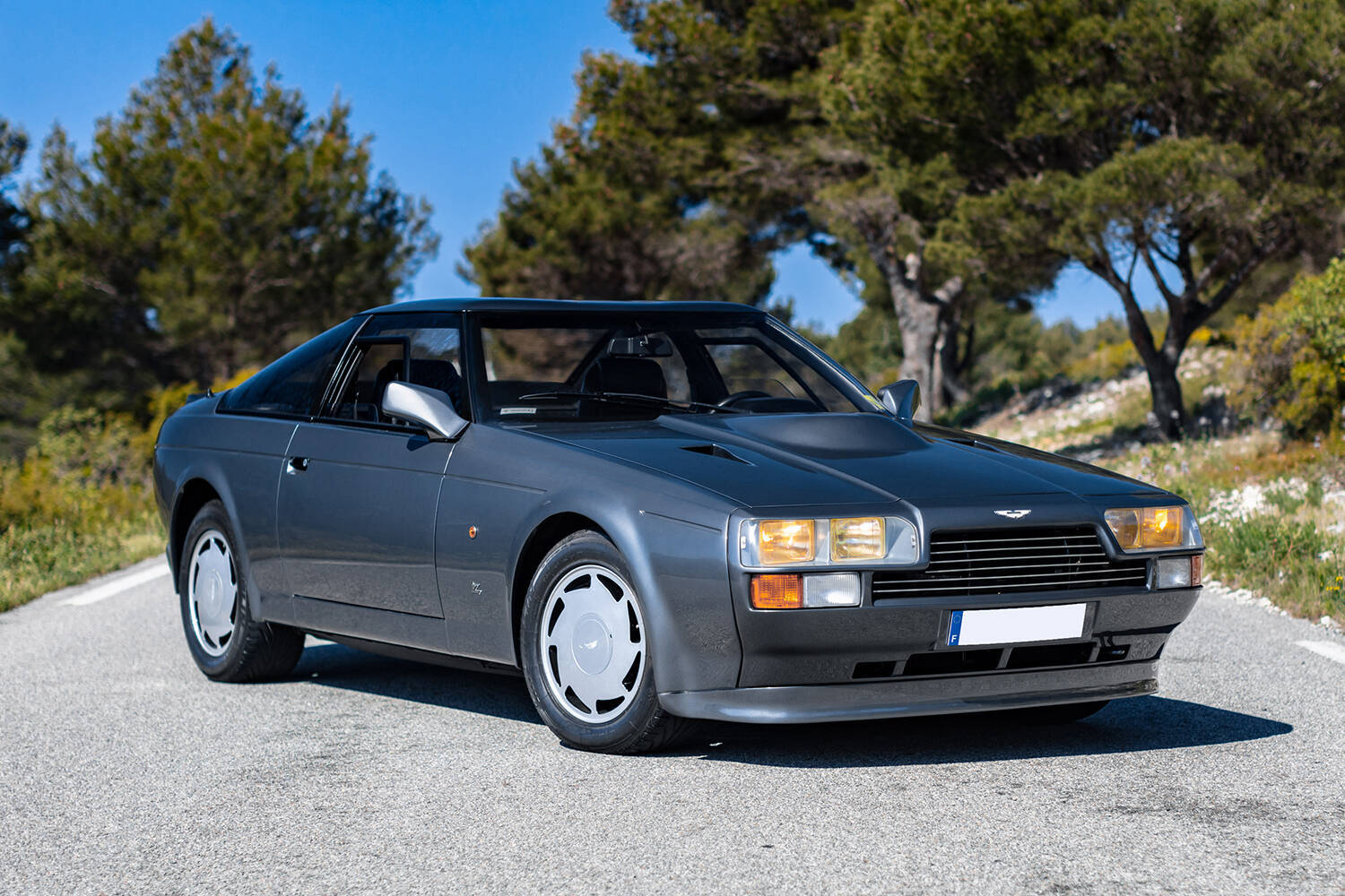 こんな「男臭い」アストンマーティンがあったのか！　ボンネットの膨らみがヤバすぎる「V8ヴァンテージ・ザガート」って何者？