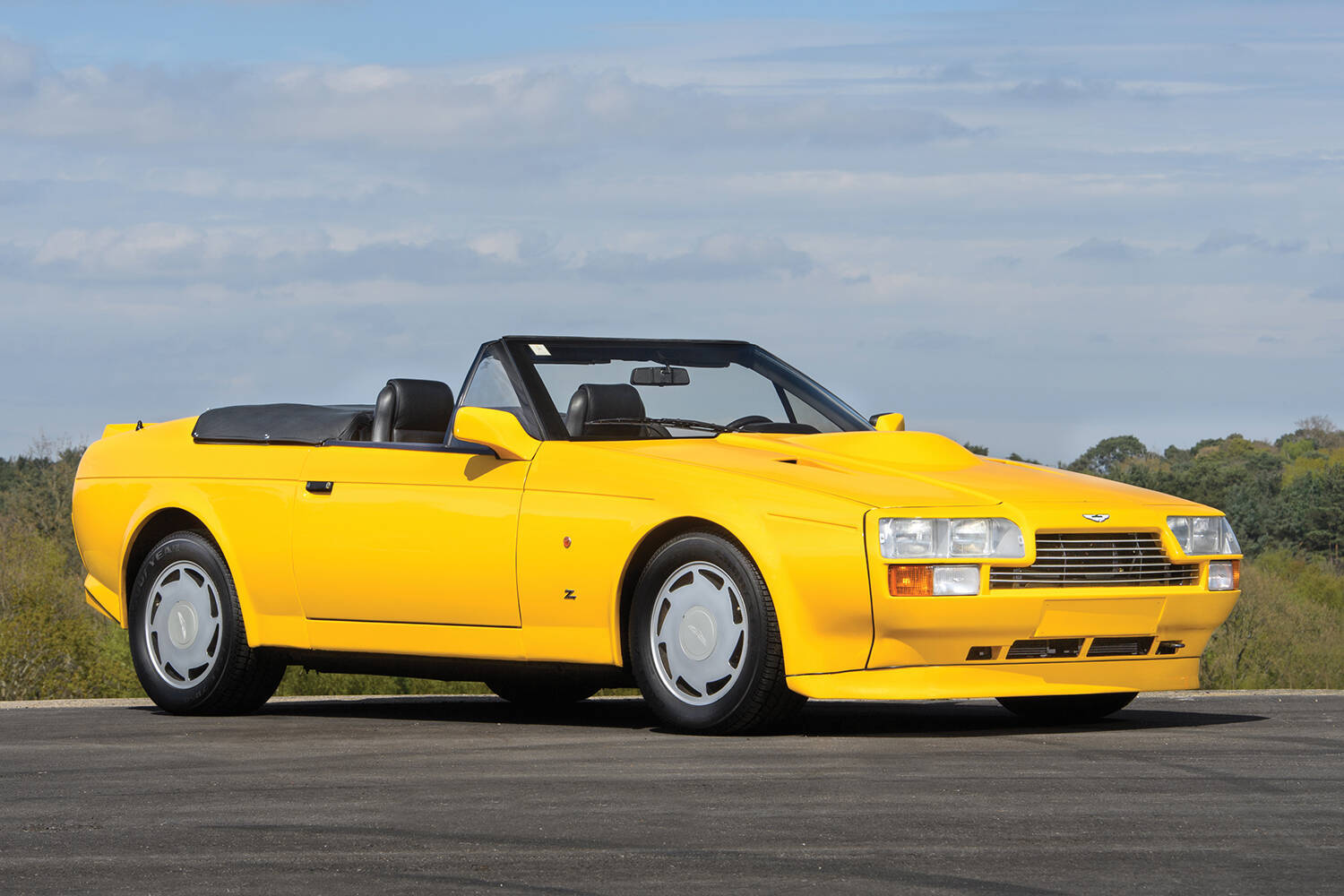 こんな「男臭い」アストンマーティンがあったのか！　ボンネットの膨らみがヤバすぎる「V8ヴァンテージ・ザガート」って何者？