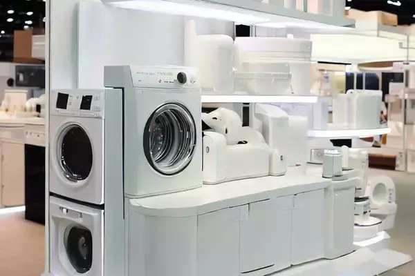 家電量販店ではいろんなメーカーの製品が並んでいるのに……　なぜクルマのディーラーは単一ブランドの専業？