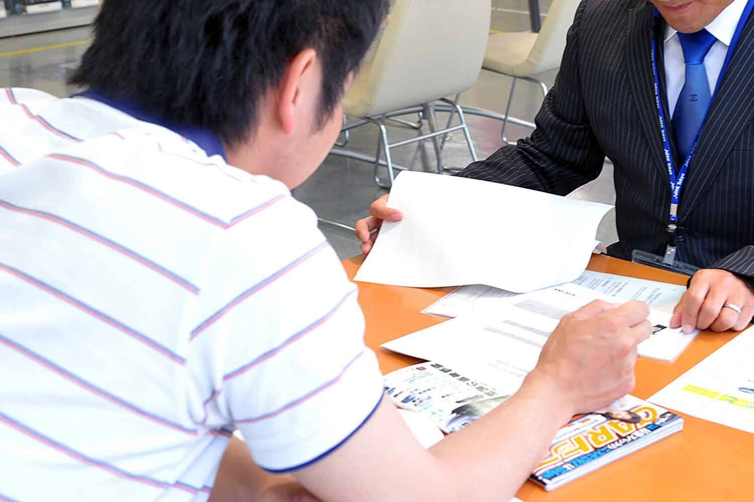 家電量販店ではいろんなメーカーの製品が並んでいるのに……　なぜクルマのディーラーは単一ブランドの専業？