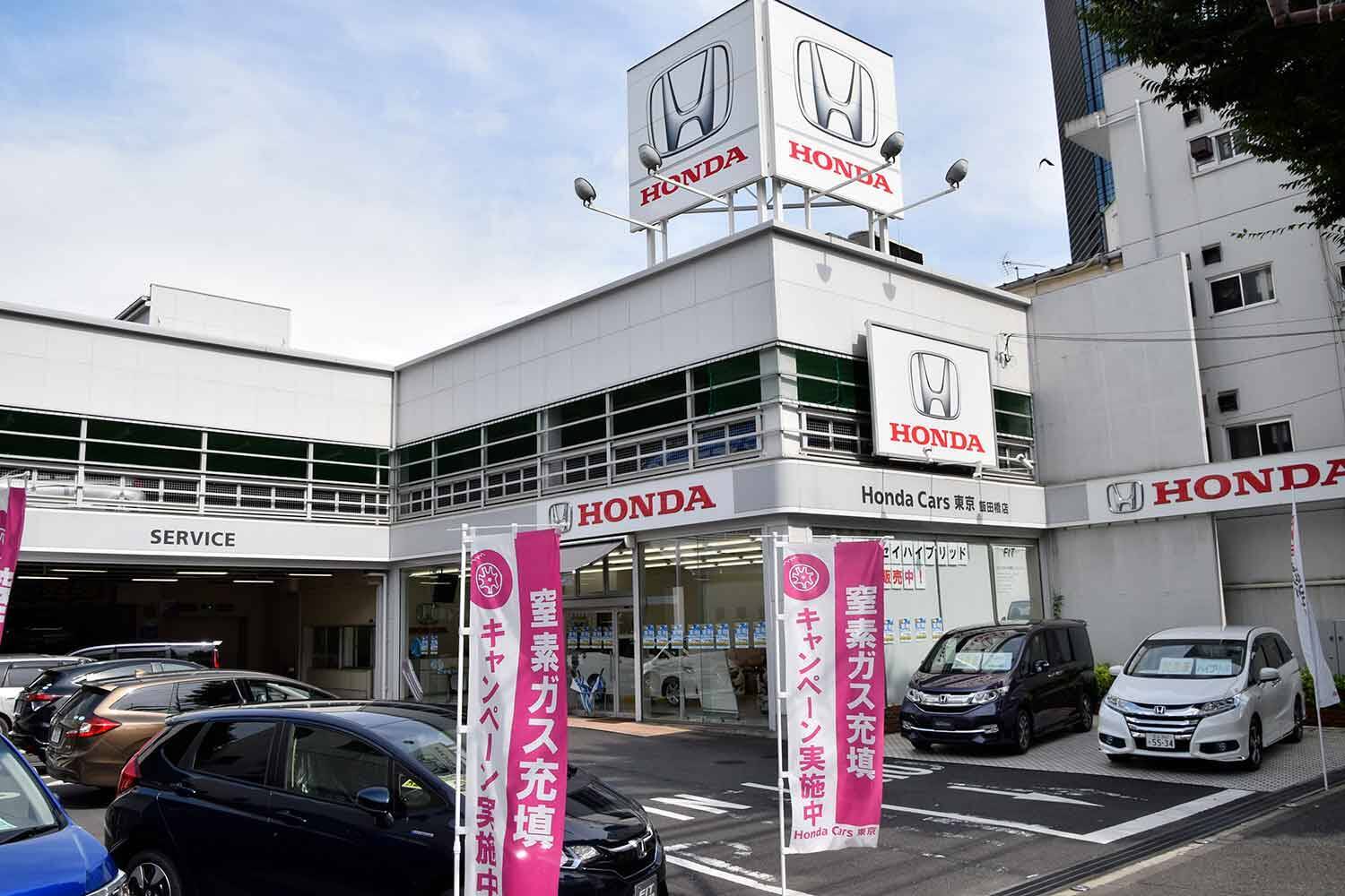 家電量販店ではいろんなメーカーの製品が並んでいるのに……　なぜクルマのディーラーは単一ブランドの専業？