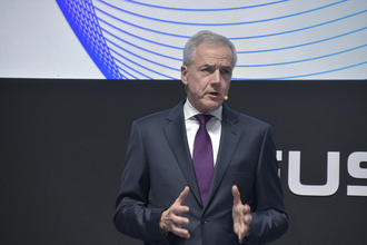 やっぱり水素が正解か！　三菱ふそうは「カーボンニュートラル」に向けて２種類の「水素トラック」で挑む!!　【ジャパンモビリティショー2025】