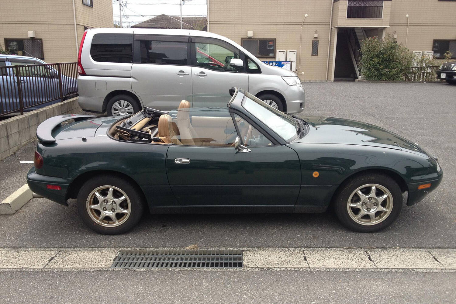 激安中古車を何台も乗り継ぐが「ロードスター」だけはどハマリして手放せない！　モータージャーナリストの愛車インプレ【小鮒康一編】