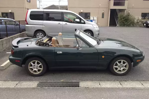「激安中古車を何台も乗り継ぐが「ロードスター」だけはどハマリして手放せない！　モータージャーナリストの愛車インプレ【小鮒康一編】」の画像