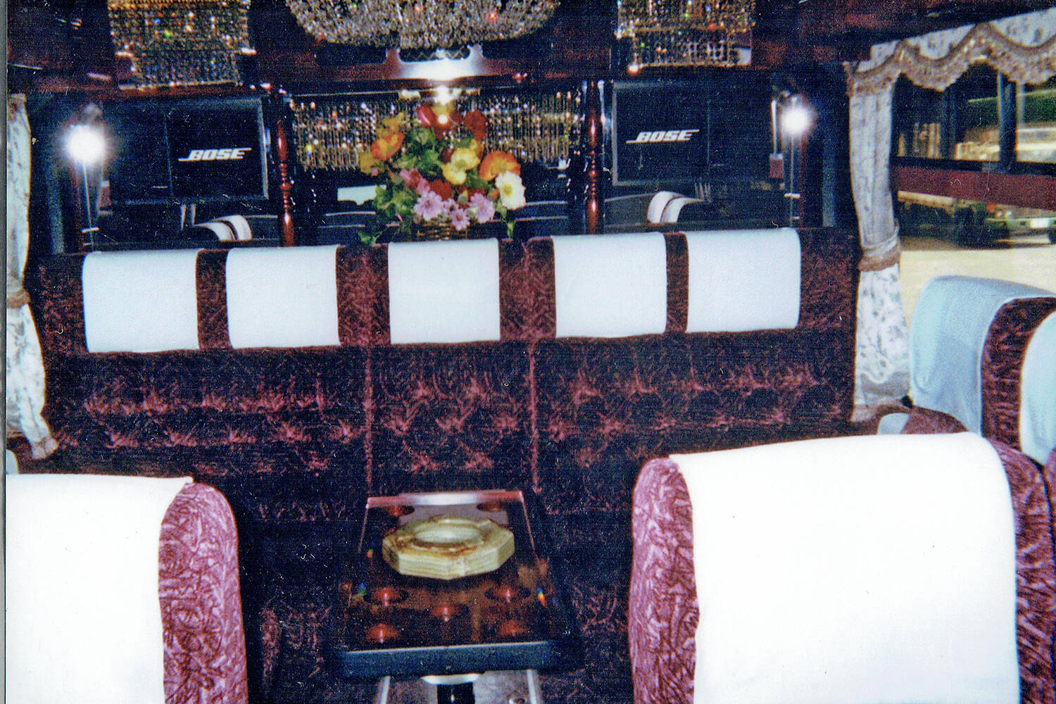 シャンデリアに毛足の長いカーペット！　バブルの申し子「サロンバス」がいまデコトラ乗りたちの手で復活していた