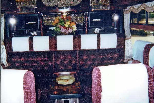 「シャンデリアに毛足の長いカーペット！　バブルの申し子「サロンバス」がいまデコトラ乗りたちの手で復活していた」の画像