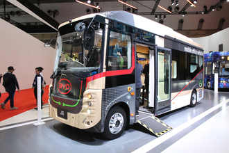 まるで事務所のような空間がバスの車内ってマジか！　BYDのEVバス「J6リビングカー」なら走っていても止まっていても環境に優しくくつろげる【ジャパンモビリティショー2025】