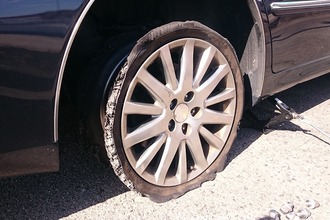 パンクとは違うタイヤの破裂！　危険極まりない「バースト」が起こる原因と予防策