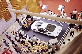 大阪万博にフェラーリが展示されたって知ってた？　子どもを熱狂させた「フェラーリ・モデューロ」とは