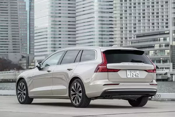 【試乗】「マイルドでしょ？」なんてナメちゃいかん！　ボルボV60のマイルドハイブリッドが2023年モデルでもの凄い進化を遂げていた