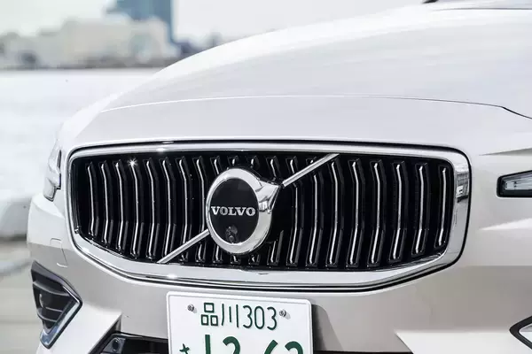 「【試乗】「マイルドでしょ？」なんてナメちゃいかん！　ボルボV60のマイルドハイブリッドが2023年モデルでもの凄い進化を遂げていた」の画像