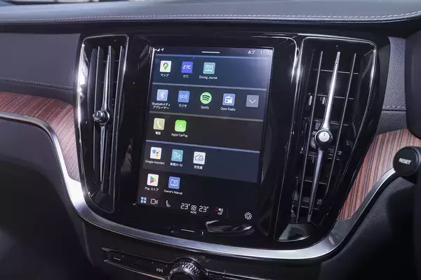 「【試乗】「マイルドでしょ？」なんてナメちゃいかん！　ボルボV60のマイルドハイブリッドが2023年モデルでもの凄い進化を遂げていた」の画像