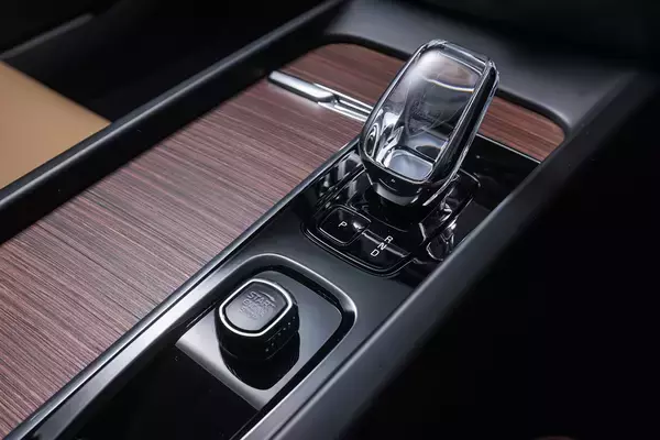 「【試乗】「マイルドでしょ？」なんてナメちゃいかん！　ボルボV60のマイルドハイブリッドが2023年モデルでもの凄い進化を遂げていた」の画像