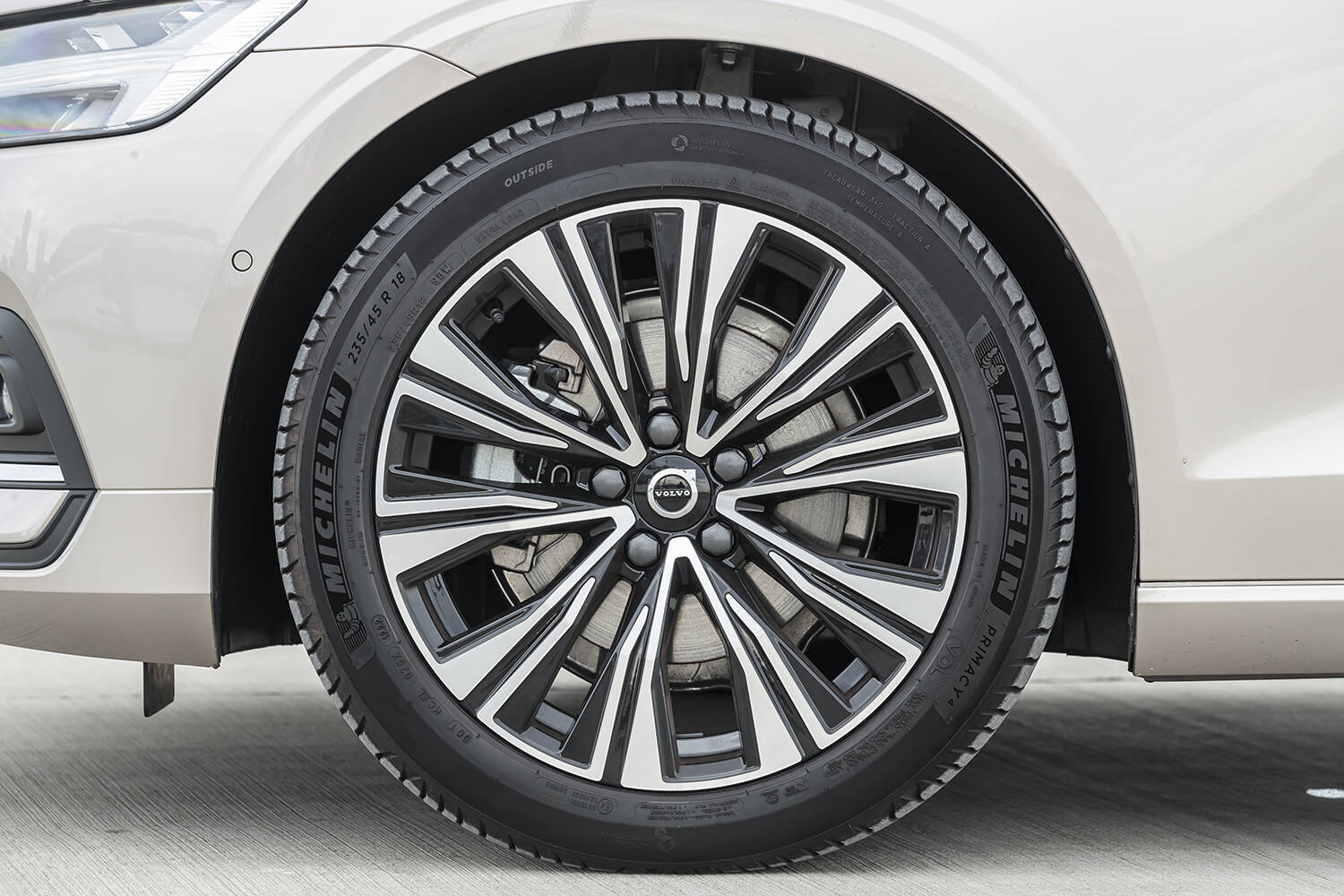 【試乗】「マイルドでしょ？」なんてナメちゃいかん！　ボルボV60のマイルドハイブリッドが2023年モデルでもの凄い進化を遂げていた