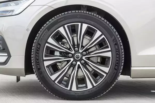 「【試乗】「マイルドでしょ？」なんてナメちゃいかん！　ボルボV60のマイルドハイブリッドが2023年モデルでもの凄い進化を遂げていた」の画像