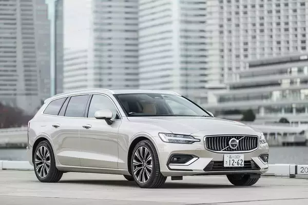 「【試乗】「マイルドでしょ？」なんてナメちゃいかん！　ボルボV60のマイルドハイブリッドが2023年モデルでもの凄い進化を遂げていた」の画像