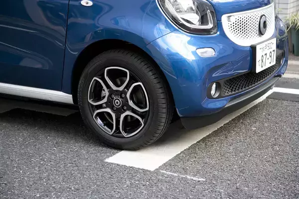 「停止線を「越えて停車」は道交法違反！　ではもし越えてしまった時はバックすべきか警察の見解を聞いた」の画像