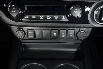 穴だけあって何の表記がないクルマもあるけど……？　覚えておくべきシフトレバー横の鍵穴の役割とは