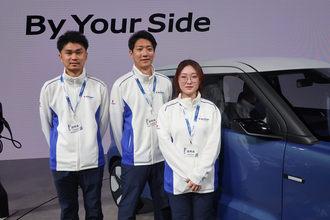 スズキの乗用軽EVは「浮遊」がテーマ！　デザイナー３名にデザインのキモを直撃取材!!　【ジャパンモビリティショー2025】