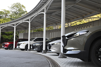 高級でシックなマツダの新世代店舗が拡大中！　まるでブティックかホテルのようだが「マイナス面」もチラホラ