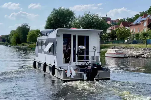 「水陸両用にトランスフォームにスケスケ天井のベッドルーム！　欧米のキャンピングトレーラーが「子どもの夢」レベルの楽しさだった」の画像