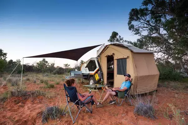 「水陸両用にトランスフォームにスケスケ天井のベッドルーム！　欧米のキャンピングトレーラーが「子どもの夢」レベルの楽しさだった」の画像